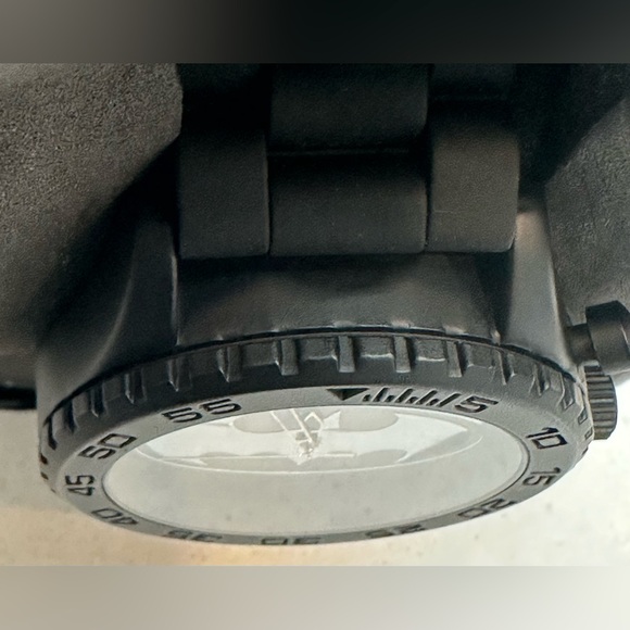 TM & DC Comics Shield Warner Bros. Entertainment INC Batman Watch ~New~ - Picture 8 of 14